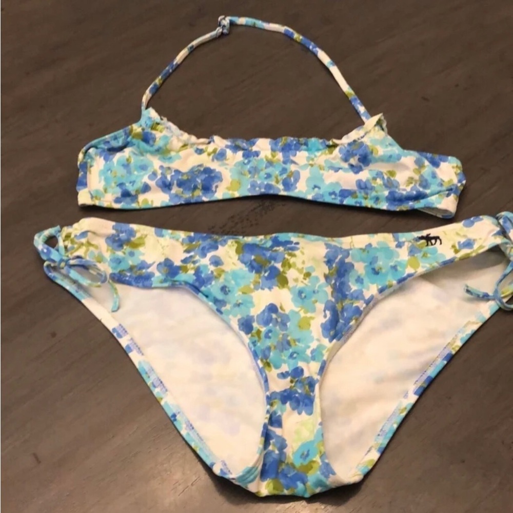 Bikini by abercrombie
Top Medium
Bottom XL
